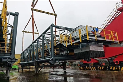 セルフアンロード船用伸縮ブーム システム-